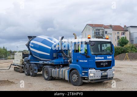 Nancy, Frankreich - Blauer Lkw-Mischer MAN TGS 18,440 auf der Baustelle. Stockfoto