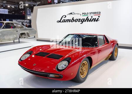 Paris, Frankreich - Rétromobile 2019. Schwerpunkt auf einem Rosso corsa 1972 Lamborghini Miura SV. Fahrgestellnr 3673. Stockfoto