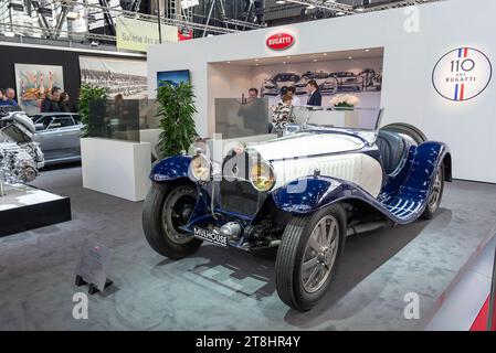 Paris, Frankreich - Rétromobile 2019. Konzentrieren Sie sich auf einen weiß-blauen 1932 Bugatti Type 55 Grand Sport. Fahrgestellnr 55215. Stockfoto