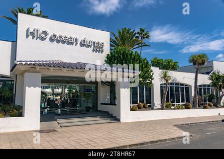 Corralejo, Spanien. 26. September 2023: Das H10 Ocean Dunes Hotel in Corralejo, Fuerteventura, Kanarische Inseln, Spanien. Stockfoto