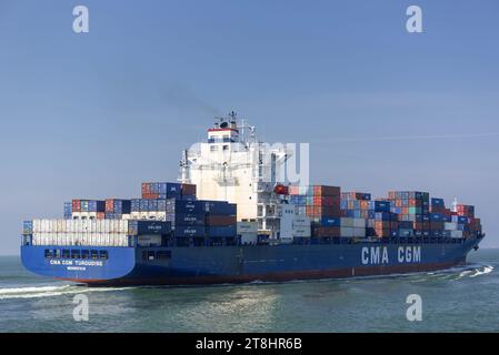 Le Havre, Frankreich - Containerschiff CMA CGM TÜRKISFARBENES Abfahrthafen von Le Havre. Stockfoto