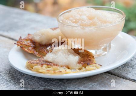 Traditionelle deutsche Reibekuchen mit hausgemachtem Apfelmus. Stockfoto