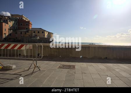 Promenade in einer Bucht am Meer mit Barrieren, die den Weg an einem sonnigen Tag blockieren Stockfoto