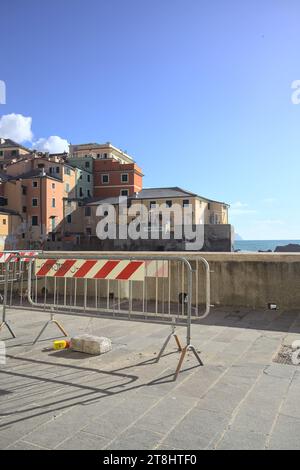 Promenade in einer Bucht am Meer mit Barrieren, die den Weg an einem sonnigen Tag blockieren Stockfoto