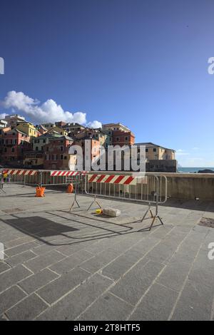 Promenade in einer Bucht am Meer mit Barrieren, die den Weg an einem sonnigen Tag blockieren Stockfoto