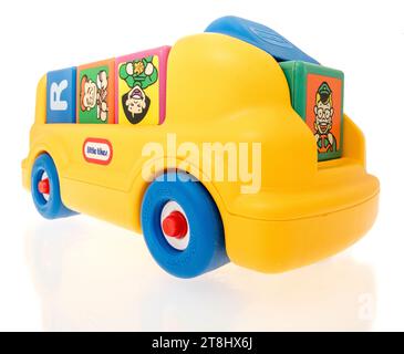 Winneconne, WI - 23. September 2023: Ein Paket mit kleinen Tikes Alphabet Block Schulbus Vintage Spielzeug auf einem isolierten Hintergrund Stockfoto