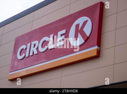 Green Bay, WI - 12. Oktober 2023: Ein Circle K-Schild für eine Tankstelle Stockfoto