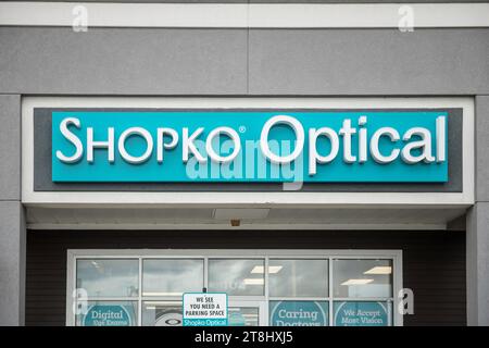 Green Bay, WI - 12. Oktober 2023: Ein optisches Schild von Shopko Stockfoto