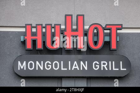 Green Bay, WI - 12. Oktober 2023: Ein Hu Hot Mongolian Grill Schild Stockfoto