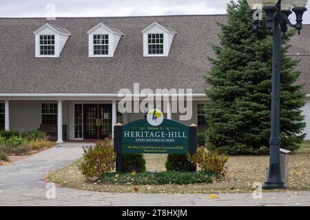 Green Bay, WI - 12. Oktober 2023: Ein historisches Park-Schild des Heritage Hill State Parks Stockfoto