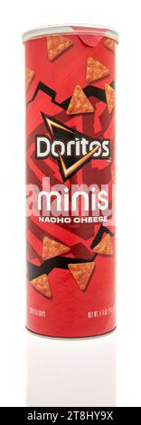 Winneconne, WI - 18. November 2023: Ein Paket von Doritos minis Nacho-Käsechips auf einem isolierten Hintergrund Stockfoto