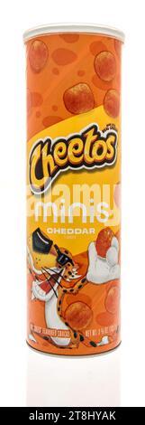 Winneconne, WI - 18. November 2023: Ein Paket Cheetos minis Cheddar Chips auf einem isolierten Hintergrund Stockfoto