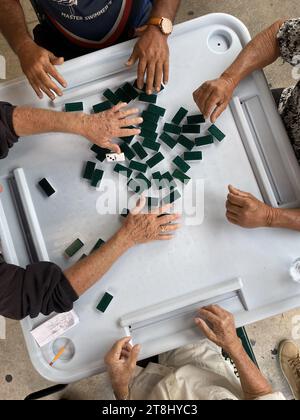 Miami, Florida, USA. Januar 2023. In der Calle Ocho (SW 8th Street) diskutieren die Einheimischen über die Politik im Maximo Gomez Park, der von den Einheimischen als Domino Park bezeichnet wird. Little Havana ist Miamis pulsierendes kubanisches Herz mit lateinamerikanischen Kunstgalerien und belebten Restaurants. Cafés mit begehbaren Fenstern verkaufen kubanischen Kaffee an Zigarrenraucher. (Kreditbild: © Ruaridh Stewart/ZUMA Press Wire) NUR REDAKTIONELLE VERWENDUNG! Nicht für kommerzielle ZWECKE! Stockfoto