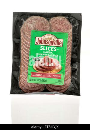 Winneconne, WI - 18. November 2023: Eine Packung Johnsonville Scheiben Knoblauch Sommerwurst auf einem isolierten Hintergrund Stockfoto