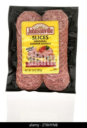 Winneconne, WI - 18. November 2023: Ein Paket von Johnsonville-Scheiben Original-Sommerwurst auf einem isolierten Hintergrund Stockfoto