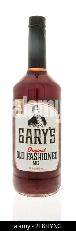 Winneconne, WI - 18. November 2023: Eine Flasche Garys Original Old Fashioned Mix auf einem isolierten Hintergrund Stockfoto