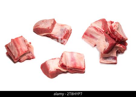 Rippen von rohem Rindfleisch auf weißem Hintergrund isoliert. Draufsicht. Stockfoto