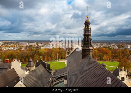 19 10 2022: Blick auf die Stadt Tschenstochau vom Turm des Ordens des Heiligen Paulus des ersten Einsiedlers des Klosters Jasna Gora. Tschenstochau, Polen Stockfoto