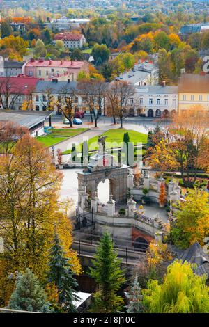 19 10 2022: Blick auf das Lubomirski-Tor vom Turm des Klosters St. Paul Jasna Gora. Polen Stockfoto
