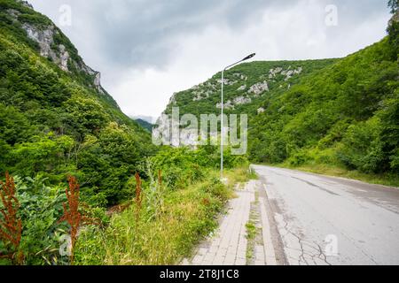 Die Straße, die in den Rugovenschlucht in der Nähe der Stadt peja im Kosovo führt Stockfoto