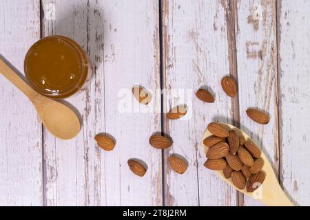 Honig tropft auf Mandelnüssen, isoliert auf weißem Hintergrund. Stockfoto