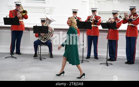 Washington, Usa. November 2023. First Lady Jill Biden geht an der Marine Band vorbei, während sie die Zeremonie verlässt, um die Ankunft des offiziellen Weißen Hauses 2023 im Weißen Haus zu begrüßen, Montag, 20. November 2023, Washington, DC Die Fraser-Tanne aus Fleetwood, North Carolina, ist der Beginn der Feiertage in der Hauptstadt der Nation. Foto von Mike Theiler/UPI Credit: UPI/Alamy Live News Stockfoto