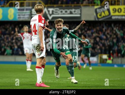 Der nordirische Isaac Price feiert das erste Tor seiner Mannschaft während des Qualifikationsspiels zur UEFA Euro 2024 in Windsor Park, Belfast. Bilddatum: Montag, 20. November 2023. Stockfoto