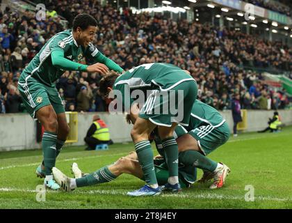 Der nordirische Isaac Price feiert das erste Tor seiner Mannschaft während des Qualifikationsspiels zur UEFA Euro 2024 in Windsor Park, Belfast. Bilddatum: Montag, 20. November 2023. Stockfoto