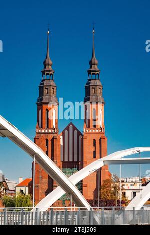 17 10 22: Brücke über die oder und Kathedrale der Heilig-Kreuz-Versteigerung in Oppeln, Polen Stockfoto