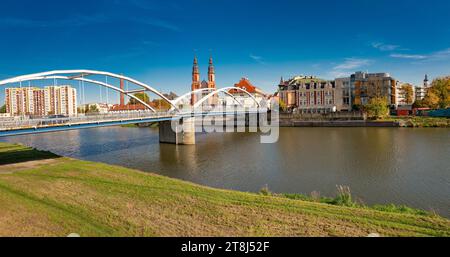 17 10 22: Brücke über die oder und Blick auf die Altstadt von Opole. Polen Stockfoto