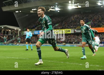 Der nordirische Isaac Price feiert das erste Tor seiner Mannschaft während des Qualifikationsspiels zur UEFA Euro 2024 in Windsor Park, Belfast. Bilddatum: Montag, 20. November 2023. Stockfoto