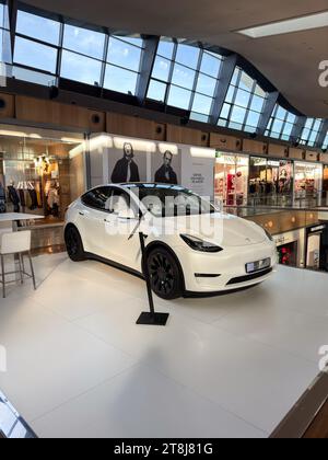 Tesla Model Y stellte in Puerto Venecia aus, einem bekannten Einkaufszentrum in Saragossa, Spanien. Stockfoto