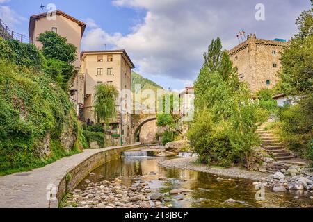 Die Stadt Potes mit dem Fluss Deva in seinem Weg und Torre del Infantado im Hintergrund. In der Region Liebana, Kantabrien, Spanien. Stockfoto