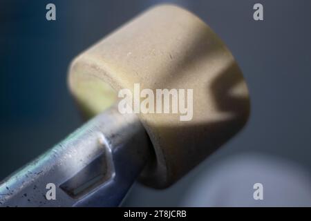 Longboard-Rad. Grünes Rad auf einem Blackboard. Details Zum Schlittschuh. Longboard im Detail aufgenommen. Stockfoto