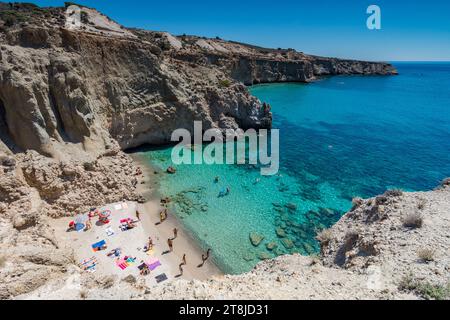 Der kleine Strand von Tsigrado von oben gesehen, Milos Stockfoto