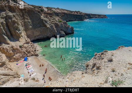 Der kleine Strand von Tsigrado von oben gesehen, Milos Stockfoto