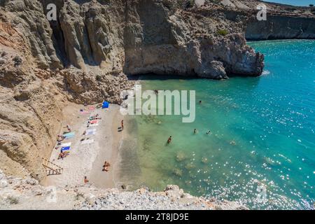 Der kleine Strand von Tsigrado von oben gesehen, Milos Stockfoto