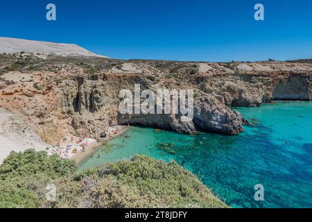 Der kleine Strand von Tsigrado von oben gesehen, Milos Stockfoto