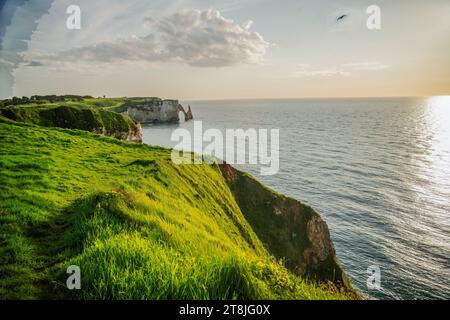 Steile Klippen sind gefährlich - die Küste von Etretat in der Normandie liegt an der sogenannten Kalksteinküste (Pas de Caux). Die berühmte Falaise d'Avaln i Stockfoto