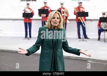 Washington DC, USA. November 2023. First Lady Dr. Jill Biden macht Anmerkungen, als sie am Montag, den 20. November 2023, den offiziellen Weihnachtsbaum des Weißen Hauses 2023 auf dem nördlichen Portico des Weißen Hauses in Washington, DC, erhält. Kredit: Ron Sachs/CNP/MediaPunch Kredit: MediaPunch Inc/Alamy Live News Stockfoto