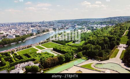 Blick auf die Drohne auf die seine und den Park des National Estate de Saint-Cloud. Und Le seine Musicale (eiförmige Struktur für Musik und Tanz). Gree Stockfoto