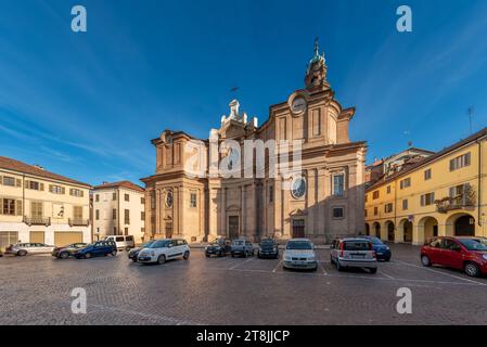 Carignano, Turin, Italien - 18. November 2023: Pfarrkirche San Johannes der Täufer auf dem Platz San John Stockfoto