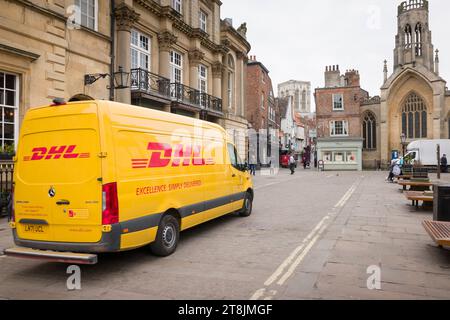 YORK, Großbritannien - 19. April 2023. Gelber DHL-Lieferwagen, Kurier, der durch das Stadtzentrum fährt. Stockfoto