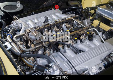 !973 Jaguar E Type Series 3 V12 britischer Sportwagen in Rot und Gelb Stockfoto