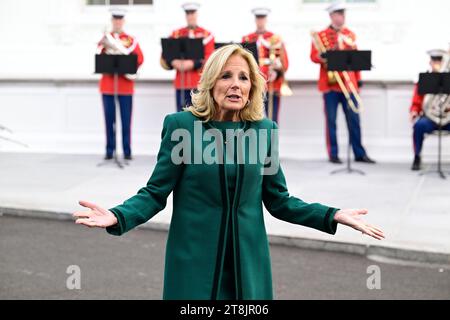 First Lady Dr. Jill Biden macht Anmerkungen, als sie am Montag, den 20. November 2023, den offiziellen Weihnachtsbaum des Weißen Hauses 2023 auf dem nördlichen Portico des Weißen Hauses in Washington, DC, erhält. Kredit: Ron Sachs/CNP Stockfoto