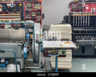 Großdruckmaschinen - Veranstaltungen und Werbung - Fabrikwerkzeuge und -Ausrüstung für den Druck. Stockfoto