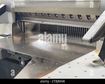 Großdruckmaschinen - Veranstaltungen und Werbung - Fabrikwerkzeuge und -Ausrüstung für den Druck. Stockfoto