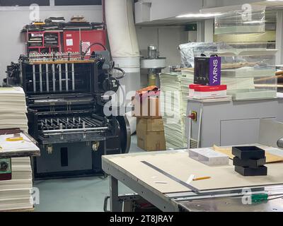 Großdruckmaschinen - Veranstaltungen und Werbung - Fabrikwerkzeuge und -Ausrüstung für den Druck. Stockfoto