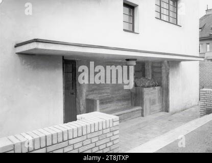 Villa Dr. Ing. Frantisek und Milada Müller, Prag-Stresovice, nad Hradnim vodojemem 14, Tschechische Republik, Eingang, Martin Gerlach jun., Wien 1879 - 1944 Wien, 1928-1930, Fotografie, Gelatinepapier, Fotopapier: 16,9 x 23,2 cm, 6 5/8 x 9 1/8 Zoll, rückseitig: Martin Gerlach Fotograf Wien VII, Neubaug, 36, lila Briefmarke, Verlag von Anton Schroll & Co. in Wien, V. Nikolsdorferg. 7-9", lila Stempel, blauer Stempel, rückseitig: "Haus Müller, Prag, Eingang', 'M 2', Bleistift, Österreich Stockfoto