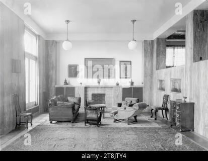 Villa Dr. Ing. Frantisek und Milada Müller, Prag-Stresovice, nad Hradnim vodojemem 14, Tschechische Republik, Saal, Blick auf den Kamin, Martin Gerlach jun., Wien 1879 - 1944 Wien, 1928-1930, Fotografie, Gelatine Silberpapier, Sprühbürste Retuschierung, Fotopapier: 16,8 x 22,9 cm, 6 5/8 x 9 Zoll, rückseitig: "Martin Gerlach Fotograf Wien VII, Neubaug, lila Stempel, lila Stempel, blaue Stempel, verso: "bitte retouch", "233", "nicht reproduziert im Loos-Buch", ", Österreich Stockfoto